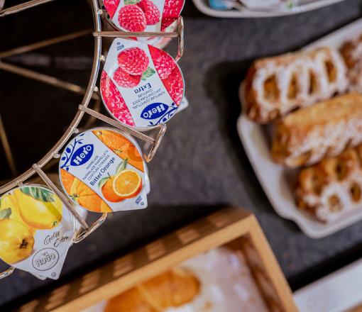 Im Hotel Alexander geniessen sie ein Frühstücksbuffet mit frischen, regionalen Produkten. Das Frühstück ist im Zimmerpreis inbegriffen und wird von Montag bis Samstag von 7.00 - 10.30 serviert.