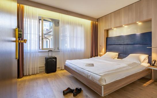 Unsere Zimmer sind ideal für Geschäftsreisende und sind mit einem bequemen Bett von 140–160x200 cm ausgestattet, mit kostenlosem WLAN.