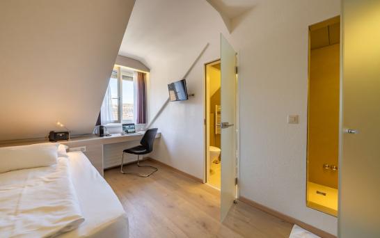 Zimmer mit einem 120cm Einzelbett. Alle Einzelzimmer verfügen über einen schnellen Internetzugang.