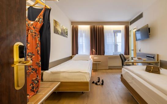 Book twin rooms with separate beds cheap in the center of Zurich. Room with air condition