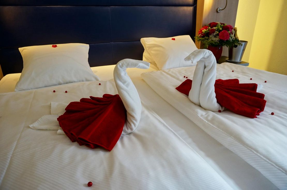 Grosses Bett romantisch dekoriert mit Champagner