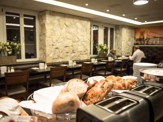 Im Frühstücksraum des Hotels, wird jeden Morgen ein Buffet bereit gestellt, mit frischem Brot, Aufschnitt, Rührei, Käse etc.