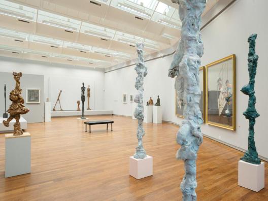 Diverse abstrakte Kleckerskulpturen