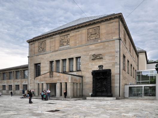 grosses quadratisches Gebäude mit einer Steinfassade in Zürich