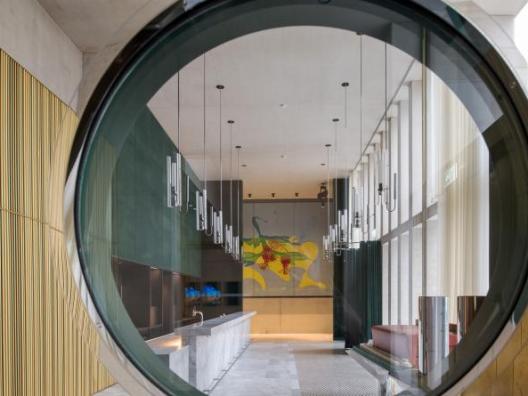 Moderne helle Bar mit Marmortresen und Drop lights