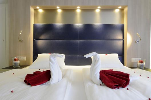 Liebevoll dekoriertes Hotelzimmer mit Handtuchschwänen
